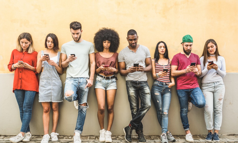 Smartphones-and-neck-pain